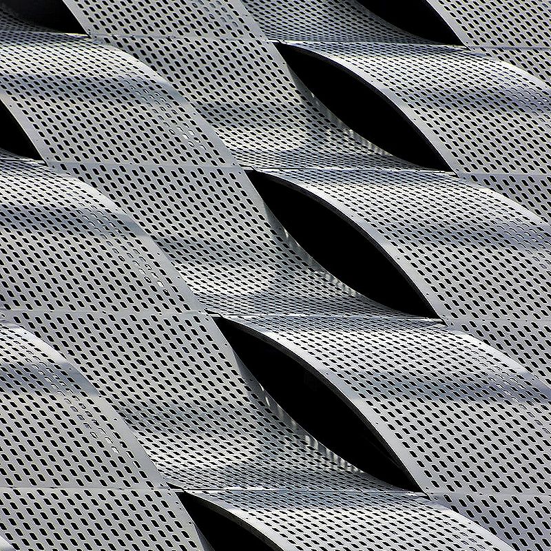 Wellenförmige Metalle mit Löchern, nebeneinander angeordnet.