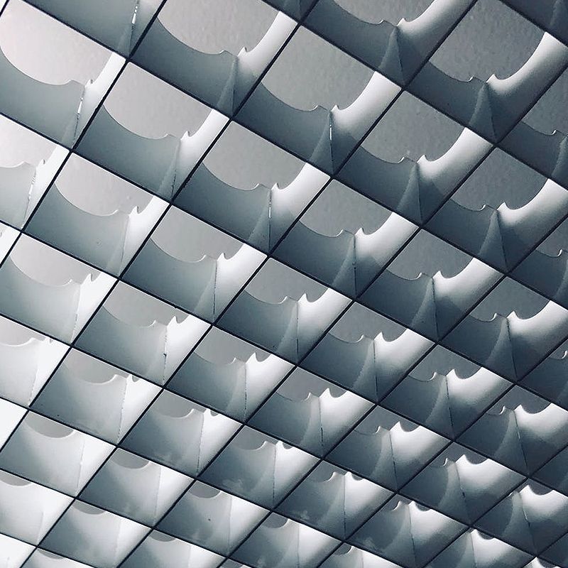 Eine Decke mit vielfältigen Formen und Mustern aus Metall, die ein faszinierendes und kunstvolles Design präsentiert.