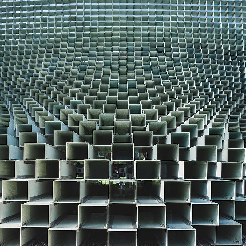 Viele Metallrohre aufeinander gestapelt.