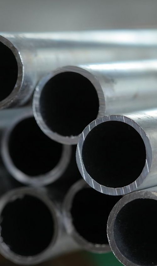 Edelstahlrohre übereinander gestapelt.