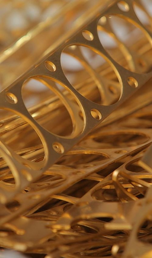 Mehrere goldene Metallteile, die übereinander gestapelt sind.