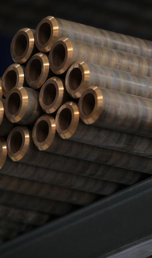 Ein Stapel von Stahlrohren in verschiedenen Größen, ordentlich übereinander gestapelt und bereit für den Einsatz.
