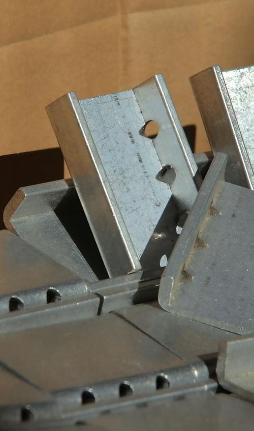 Eine Ansammlung von Metallteilen.