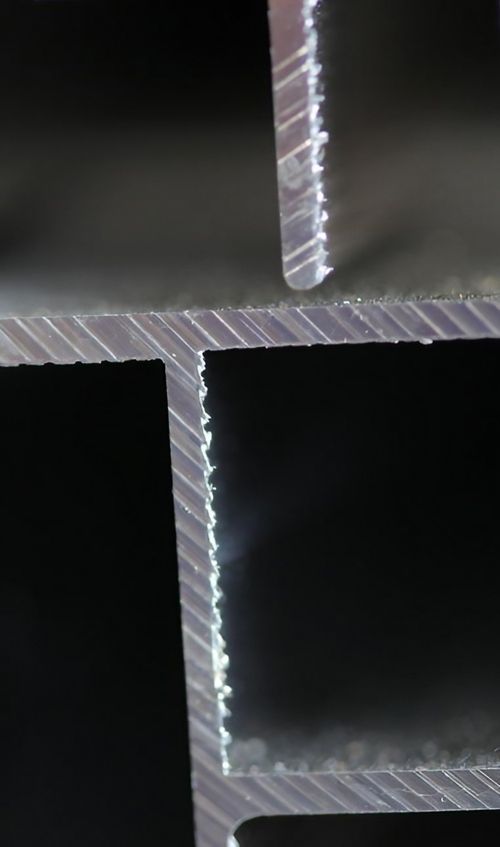 Detailaufnahme einer Metallkonstruktion.