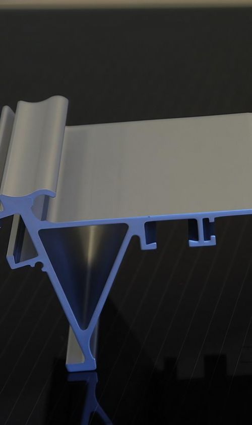 Stabiler Metallrahmen mit unterstützenden Streben.