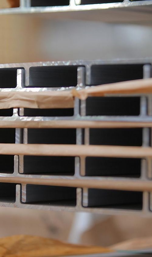 Metallrahmen übereinander gestapelt.