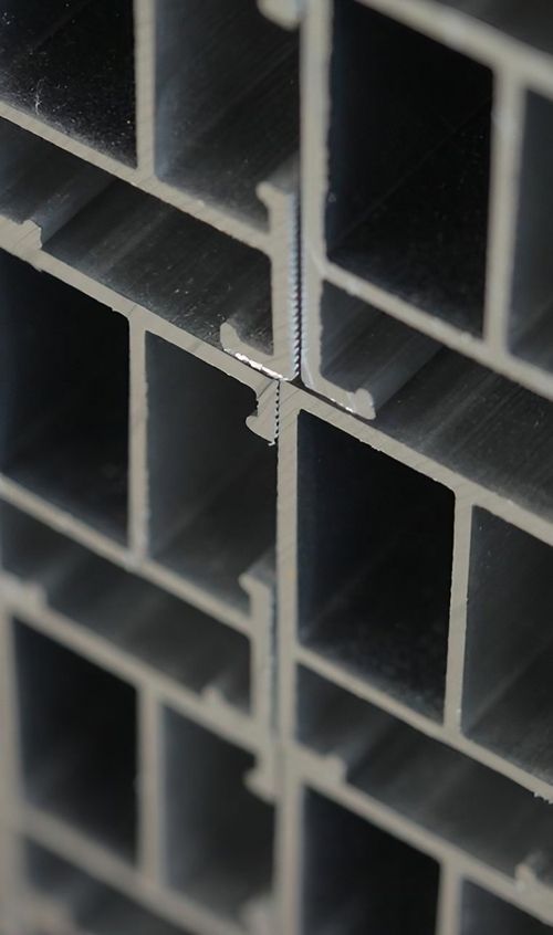 Nahaufnahme eines Stapels von Metallstangen, die ordentlich übereinander gestapelt sind.